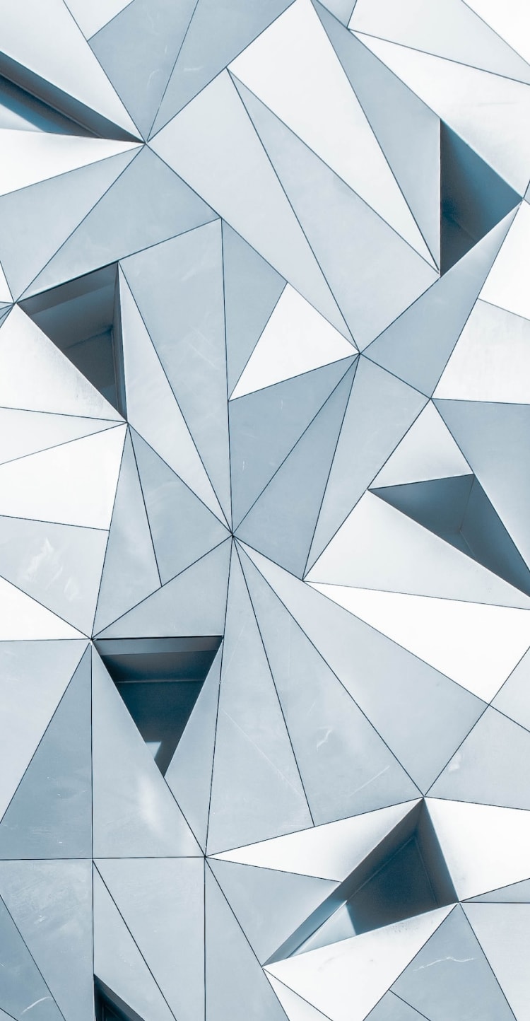 幾何学的な三角形のパターンで構成された建築の外壁やアートパネル