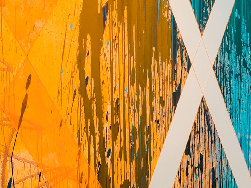 Xが描かれたカラフルなグラフィック