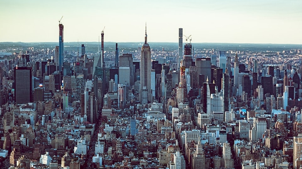 ニューヨークの摩天楼を空撮した都市風景