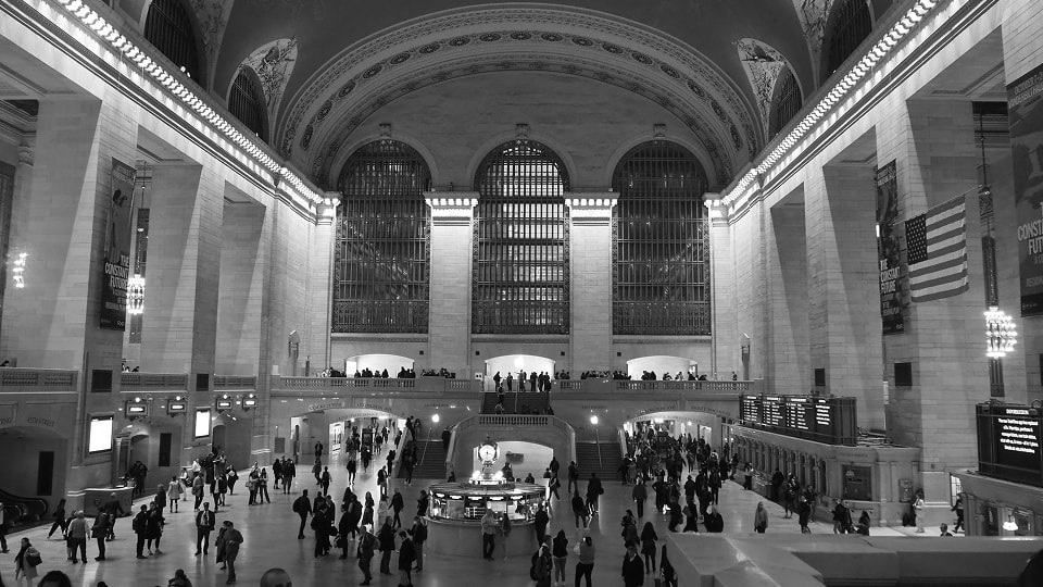 グランド・セントラル駅の広いコンコースと人々の様子