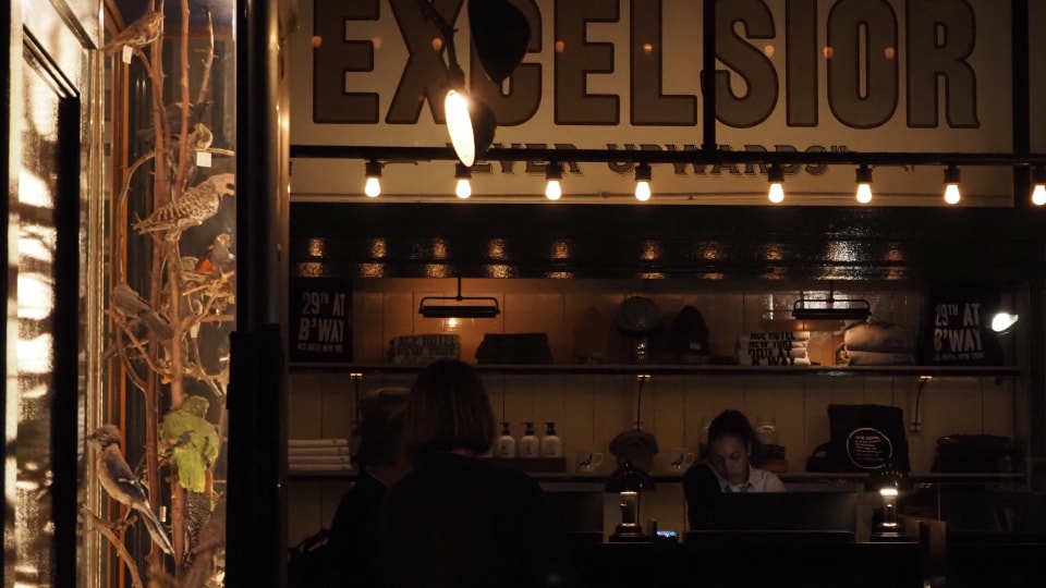 カフェやバーのような店内での接客風景