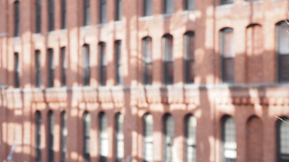 レンガ造りの建物の外観をぼかした写真
